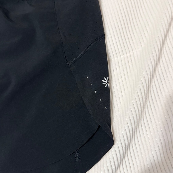 Athleta run with it 4.5" shorts - Picture 6 of 6